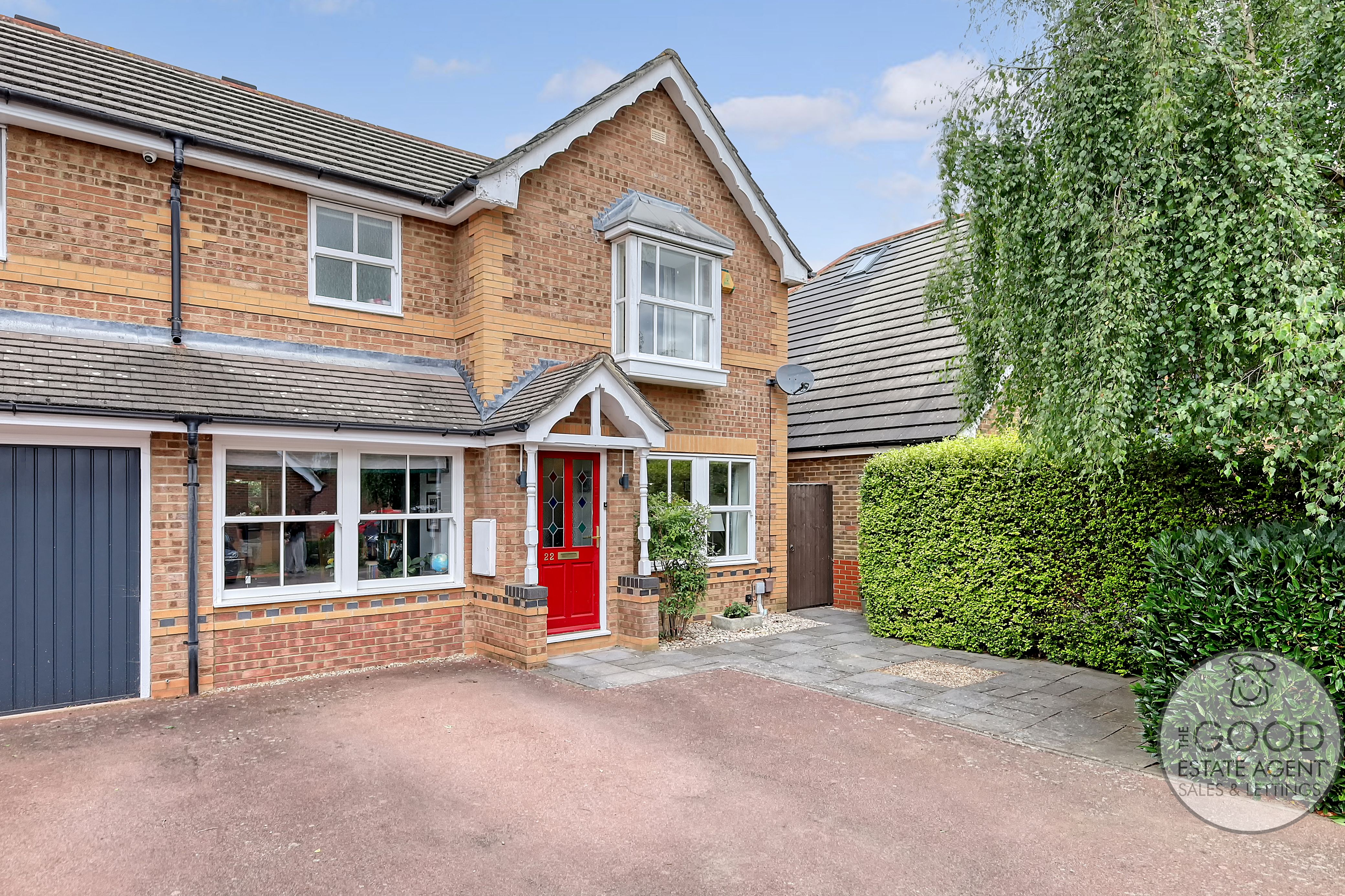 Roding Gardens, Loughton IG10 3NH