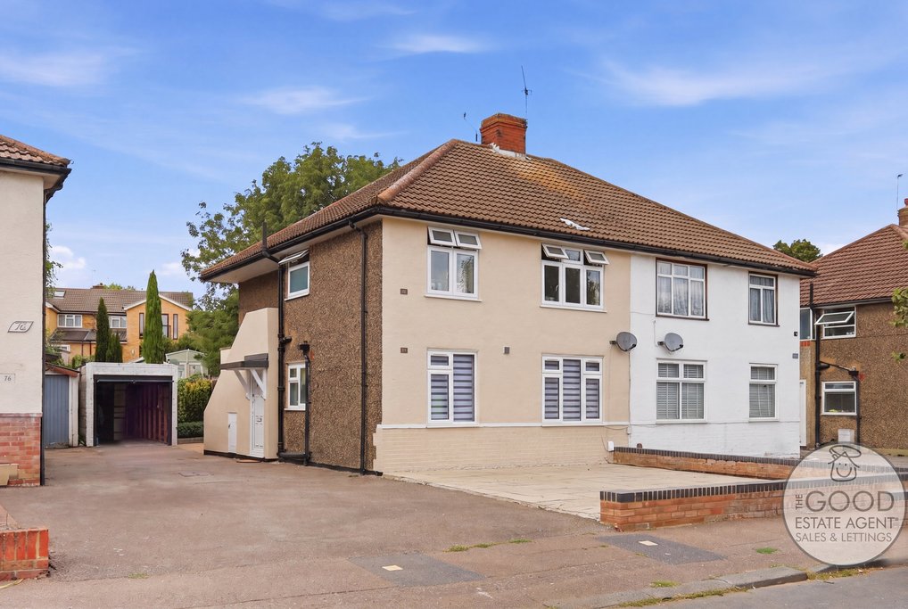 River Way, Loughton, IG10 3LL