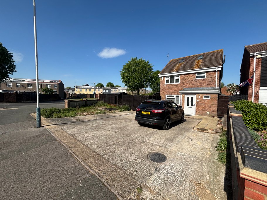 Neave Crescent, Romford, RM3 8HN