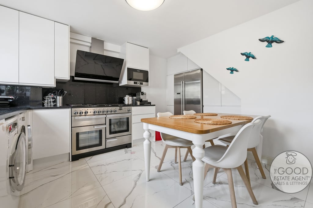 49 Monksgrove, Loughton, IG10 3LT